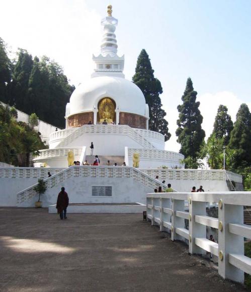 Japanese_Peace_Pagoda,_Darjeeling.jpg